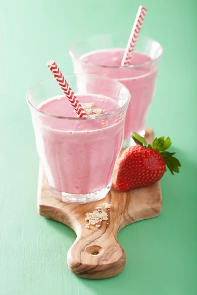 Gezonde haver strawberry smoothie — Stockfoto