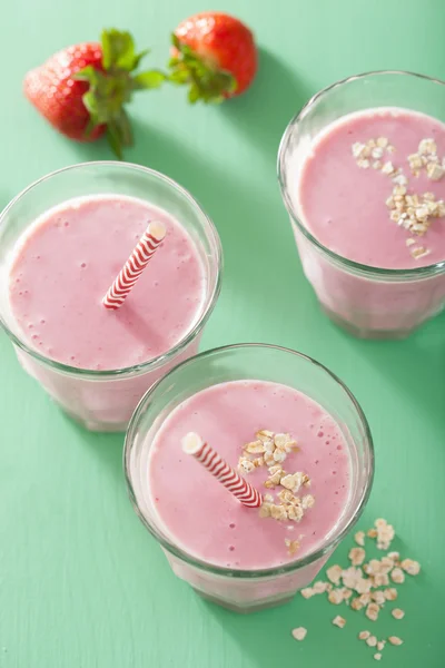 Gezonde haver strawberry smoothie — Stockfoto