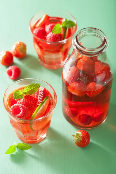 Limonada de framboesa de morango de verão com limão e hortelã — Fotografia de Stock