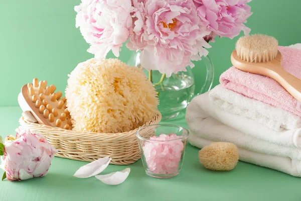 Fırça sünger havlu banyo ve spa Şakayık çiçekleri ile — Stok fotoğraf