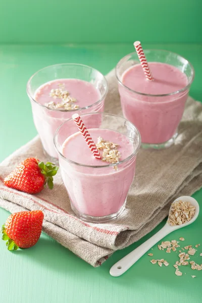 Gezonde haver strawberry smoothie — Stockfoto