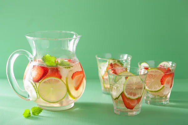 Δροσιστικό ποτό το καλοκαίρι με φράουλα αγγούρι ασβέστη σε βάζο και — Φωτογραφία Αρχείου