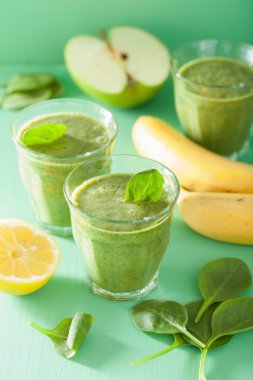 Ispanaklı sağlıklı yeşil smoothie elma limon muz yaprakları