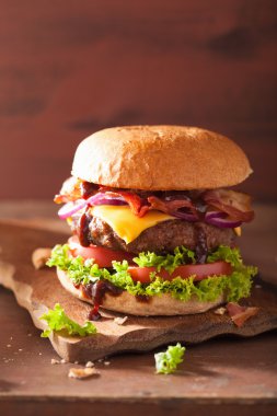 pastırma peynirli burger sığır patty domates soğan ile