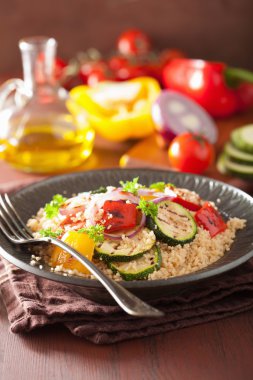 sağlıklı kuskus salata domates biber kabak soğan ile