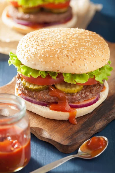 Hambúrguer com carne bovina patty alface cebola tomate ketchup — Fotografia de Stock