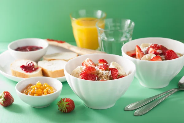 Quinoa café da manhã saudável com flocos de coco de banana de morango — Fotografia de Stock