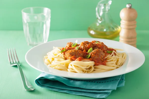 Špagety s masové kuličky v tomatové omáčce — Stock fotografie