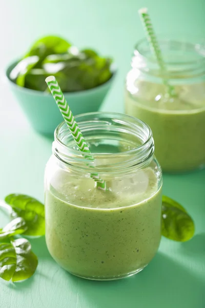 Frullato verde sano con banana di mango agli spinaci in barattoli di vetro — Foto Stock