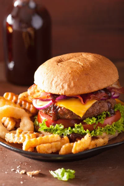 Burger au fromage au bacon avec galette de boeuf oignon tomate — Photo