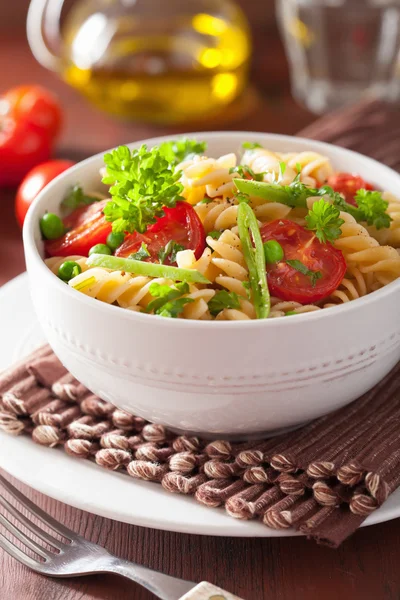 Fusilli vegetariani di pasta con erbe di piselli di pomodoro — Foto Stock