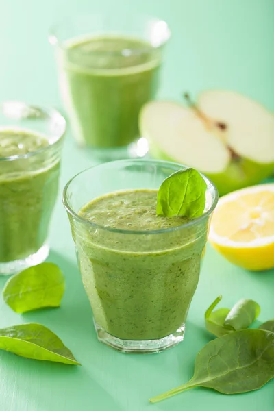 Healthy green smoothie with spinach leaves apple lemon — Stock Photo, Image