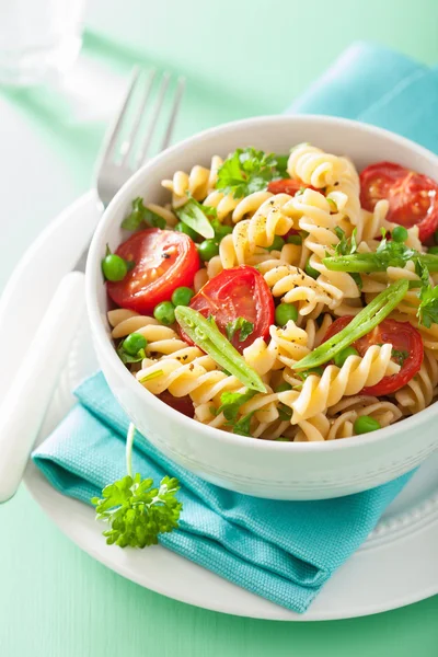 Vegetariánské těstoviny fusilli s bylinkami hrachu, rajčat — Stock fotografie