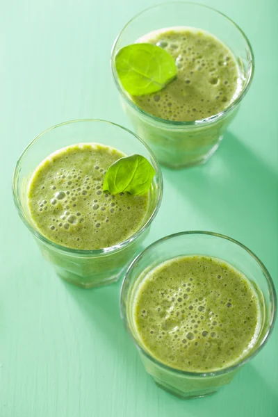 Frullato verde sano con foglie di spinaci — Foto Stock