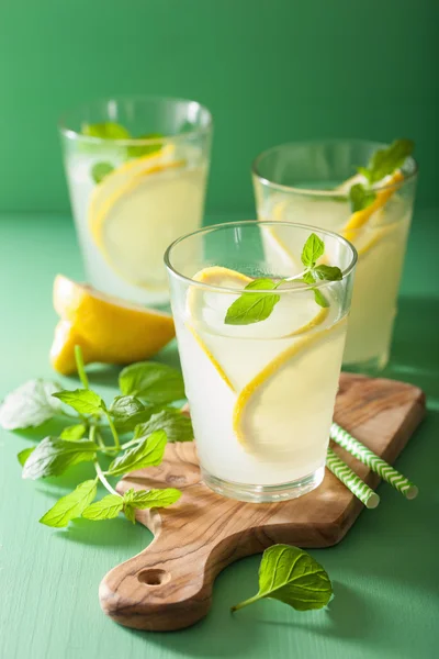 Limonada fresca con menta en vasos —  Fotos de Stock