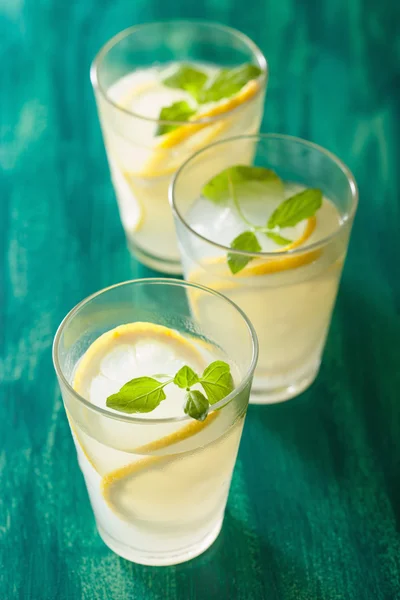 Limonada fresca com hortelã em copos — Fotografia de Stock