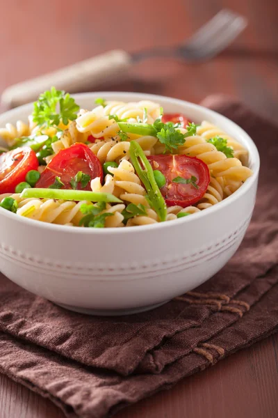 Vegetariánské těstoviny fusilli s bylinkami hrachu, rajčat — Stock fotografie