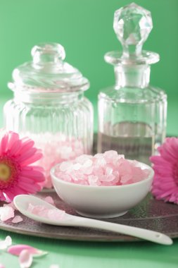 Spa aromaterapi pembe tuz gerbera çiçekleri ile