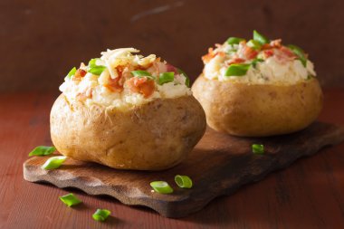sosis ve peynir ile ceketli fırında patates