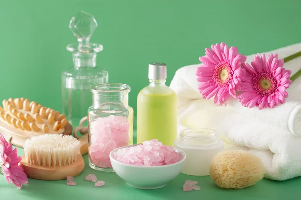 Spa aromatherapy with gerbera flowers essential oil brush — Stock Photo, Image
