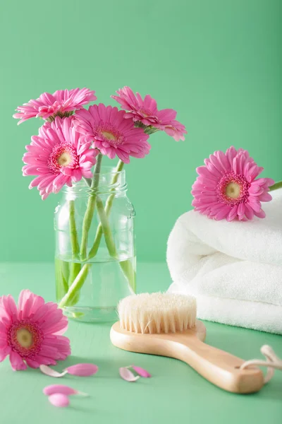 Spa aromatherapy with gerbera flowers towel brush — Stock Photo, Image