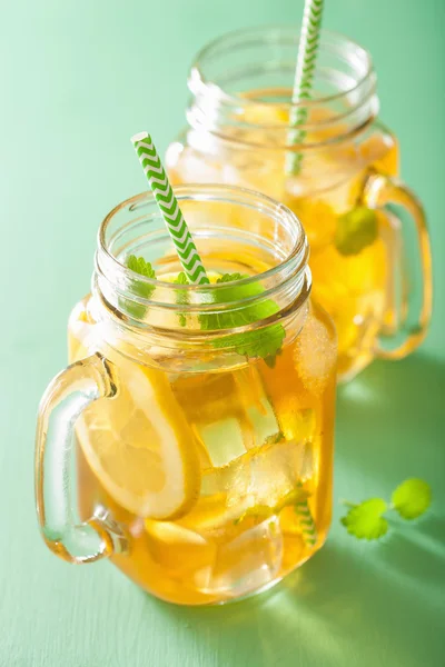 Chá de gelo com limão e melissa em frascos de pedreiro — Fotografia de Stock