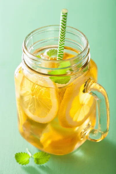 冰茶与柠檬和梅丽莎 · 梅森罐子里 — 图库照片