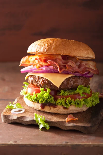 Spek kaas hamburger met rundvlees patty tomaat UI — Stockfoto