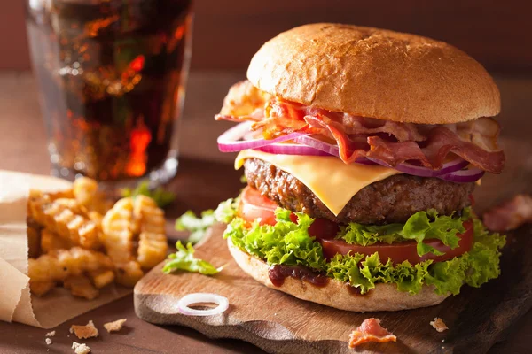 Slanina sýr hamburger s hovězí patty rajče cibuli cola — Stock fotografie