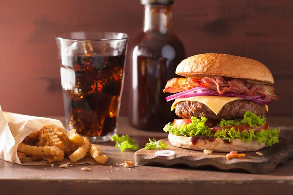 Bacon cheese burger with beef patty tomato onion cola — Stock Photo, Image