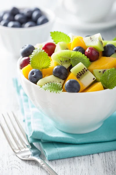 Fruitsalade met mango kiwi bosbes voor het ontbijt — Stockfoto