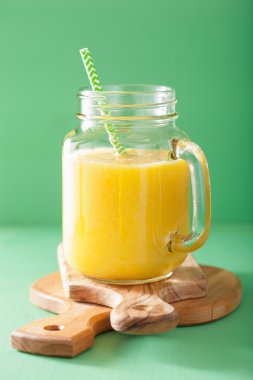 mango ananas muz mason kavanoza ile sağlıklı sarı güler yüzlü