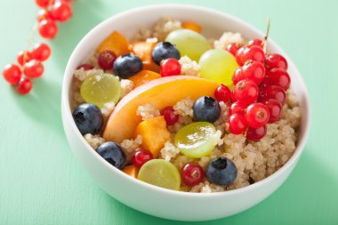 meyve ile sağlıklı kahvaltı quinoa berry nektarin yaban mersini g