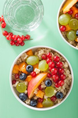 meyve ile sağlıklı kahvaltı quinoa berry nektarin yaban mersini g