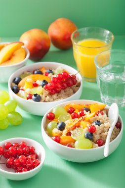 meyve ile sağlıklı kahvaltı quinoa berry nektarin yaban mersini g