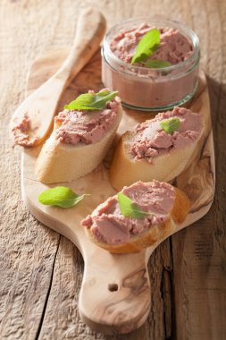 sağlıklı tavuk karaciğer pate adaçayı kavanoz ve ekmek ile
