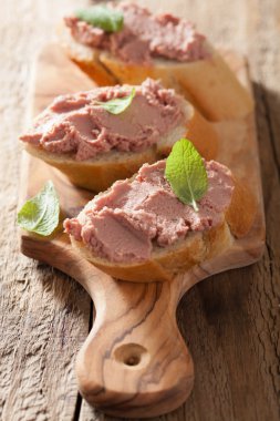 sağlıklı tavuk karaciğer pate adaçayı kavanoz ve ekmek ile