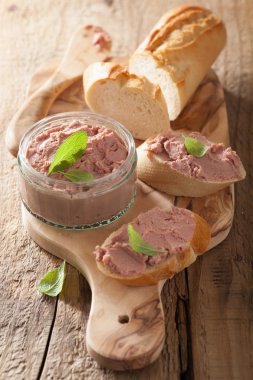 sağlıklı tavuk karaciğer pate adaçayı kavanoz ve ekmek ile