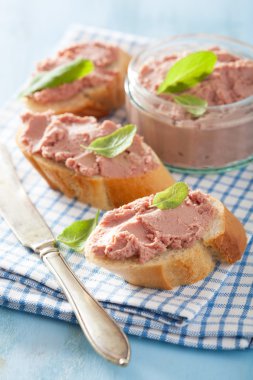 sağlıklı tavuk karaciğer pate adaçayı kavanoz ve ekmek ile