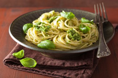 Rustik masa üzerinde pesto soslu spagetti makarna