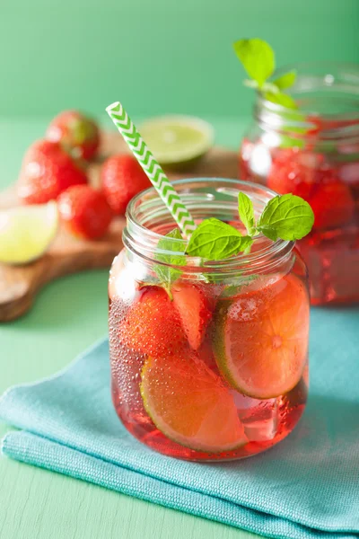 Boisson aux fraises d'été avec citron vert et menthe dans des bocaux — Photo