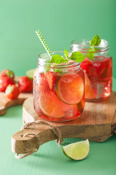 Boisson aux fraises d'été avec citron vert et menthe dans des bocaux — Photo