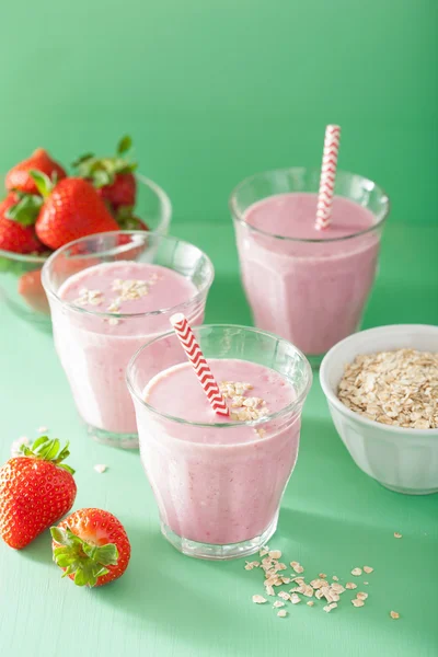 Gezonde haver strawberry smoothie — Stockfoto