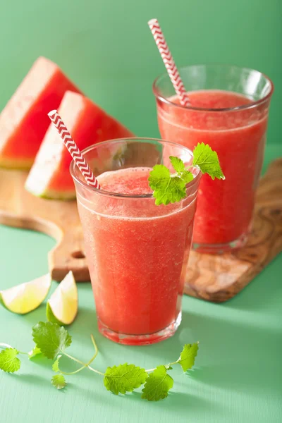 Watermeloen limoen smoothie in glas — Stockfoto