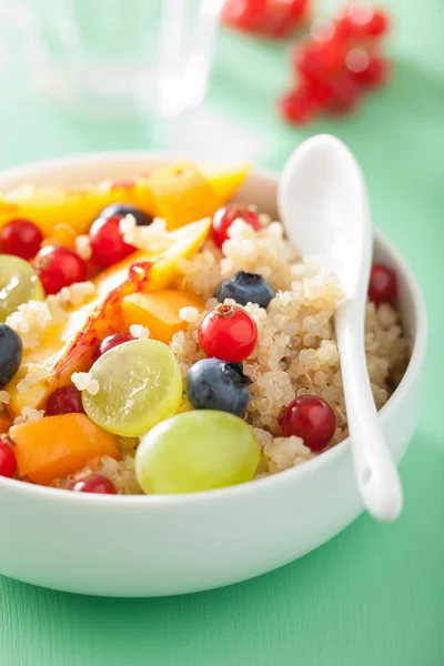 Gezond ontbijt quinoa met vruchten berry nectarine bosbes g — Stockfoto