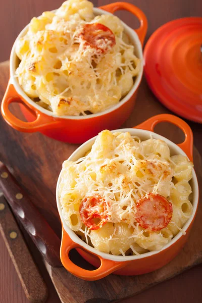 Baked macaroni with cheese in orange casserole — Stock Photo, Image