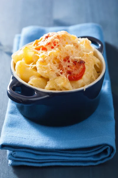 Baked macaroni with cheese in blue casserole — Stock Photo, Image