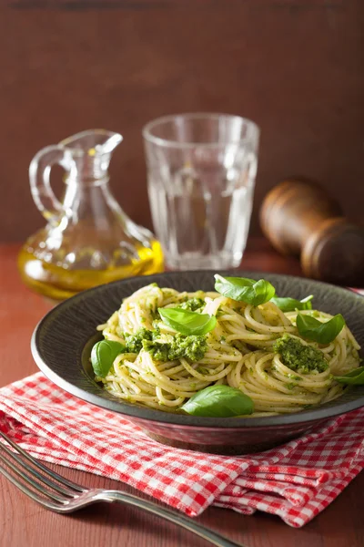 Pasta de espaguetis con salsa de pesto sobre mesa rústica —  Fotos de Stock