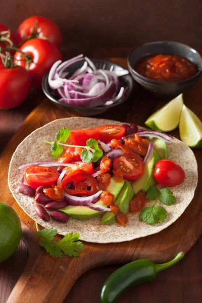 Taco vegano con aguacate tomate frijoles y salsa — Foto de Stock