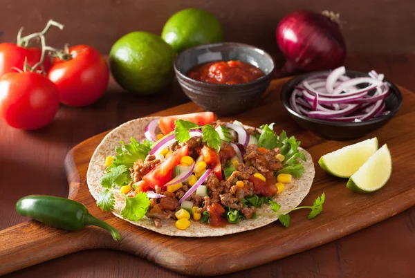 Mexican taco with beef tomato salsa onion corn — Stock Photo, Image